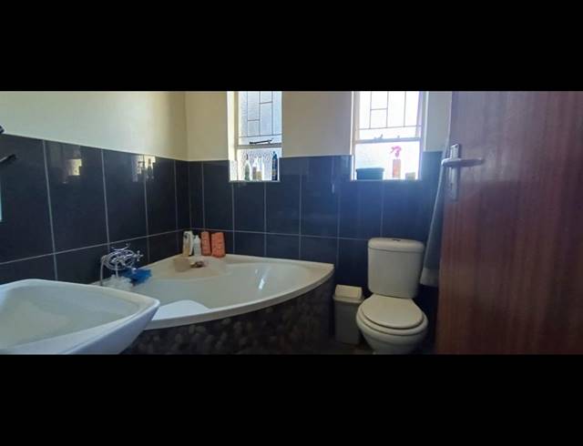 3 BEDROOM FREESTANDING FOR SALE IN SIGNAL HILL